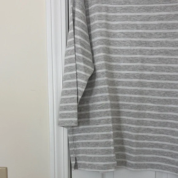 Old Navy Women's Gray and White Striped Long Sleeve Top - Picture 4 of 4